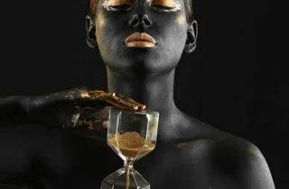 تصویر زن سیاه با ساعت شنی طلایی