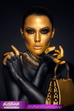 تصویر استوک بانو با کیف طلایی چرمی برای پوشاک زنانه