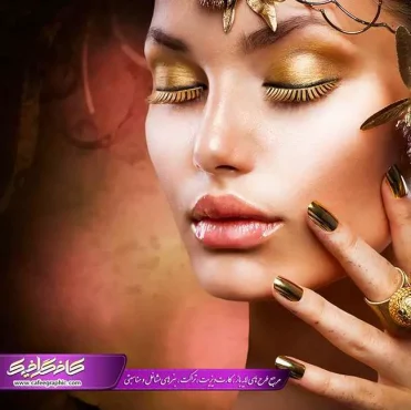 تصویر استوک بانوی زیبا با چشمان بسته و انگشتر طلایی