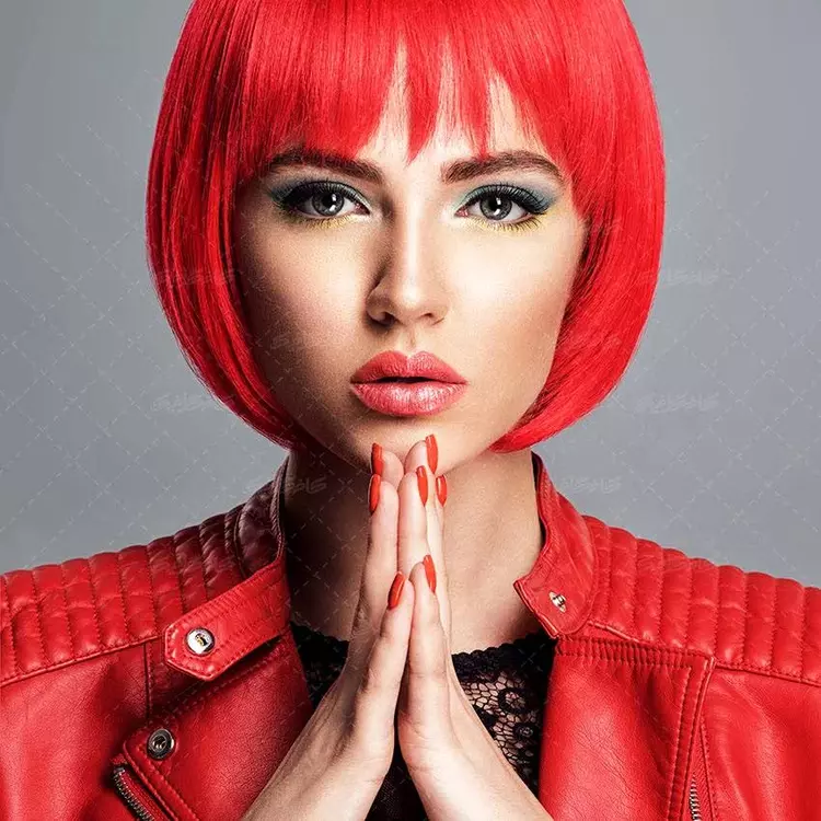 تصویر استوک بانوی با مو و لباس قرمز