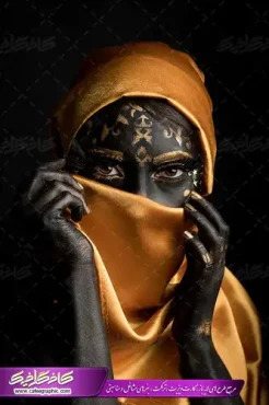 تصویر بانوی سیاه پوست با روسری طلایی